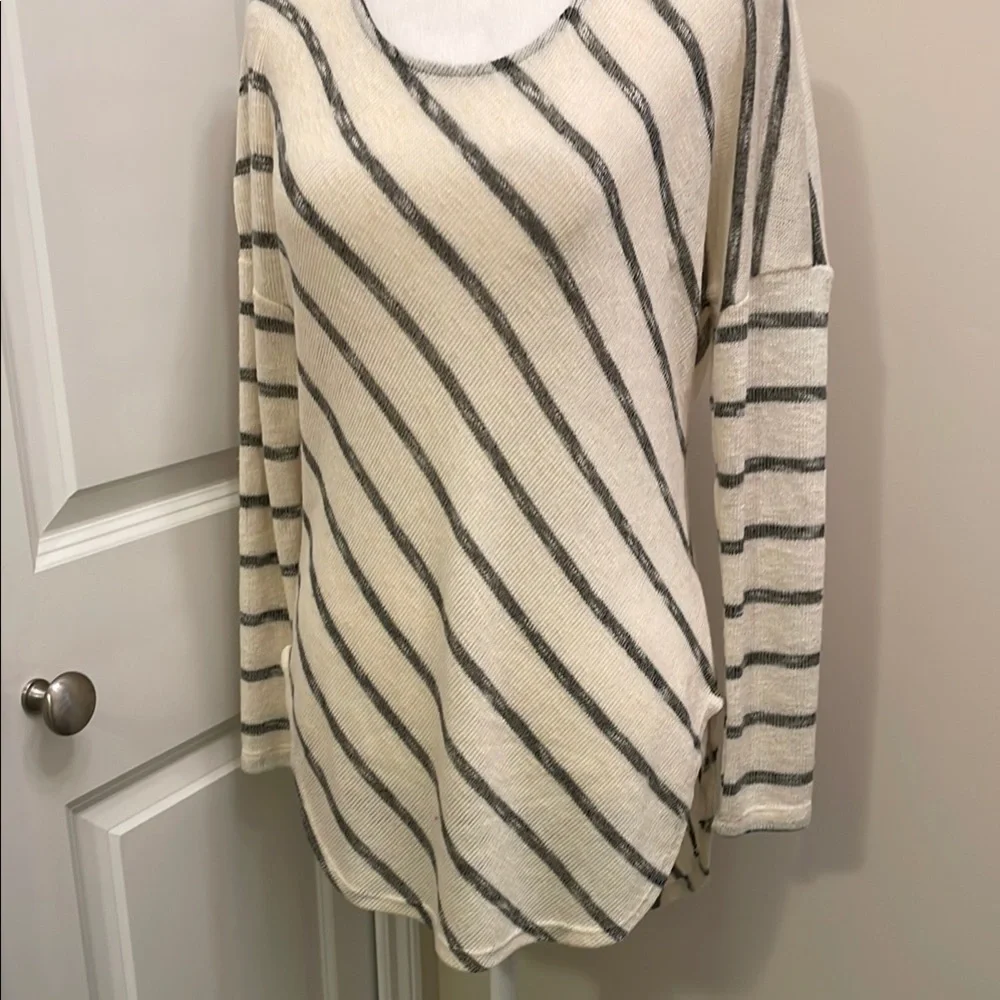Bar III Stripped pullover scoop neck sweater Crean & Gray, long sleeve NWT